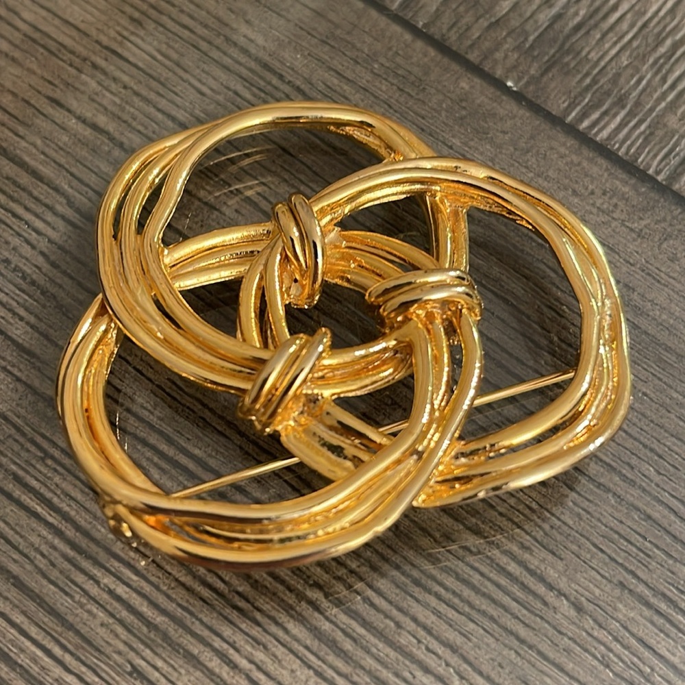 Vintage Interlocking Circle or Knot Gold-tone Metal Pin - Picture 15 of 16